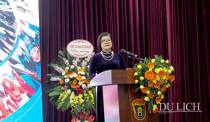PGS.TS. Trần Thị Minh Hòa - Phó Hiệu trưởng Trường Đại học Khoa học Xã hội và Nhân văn phát biểu tại buổi lễ
